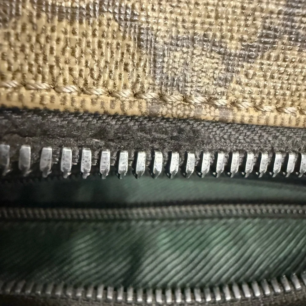 Gucci GG Supreme Crossbody Bag - Picture 15 of 16